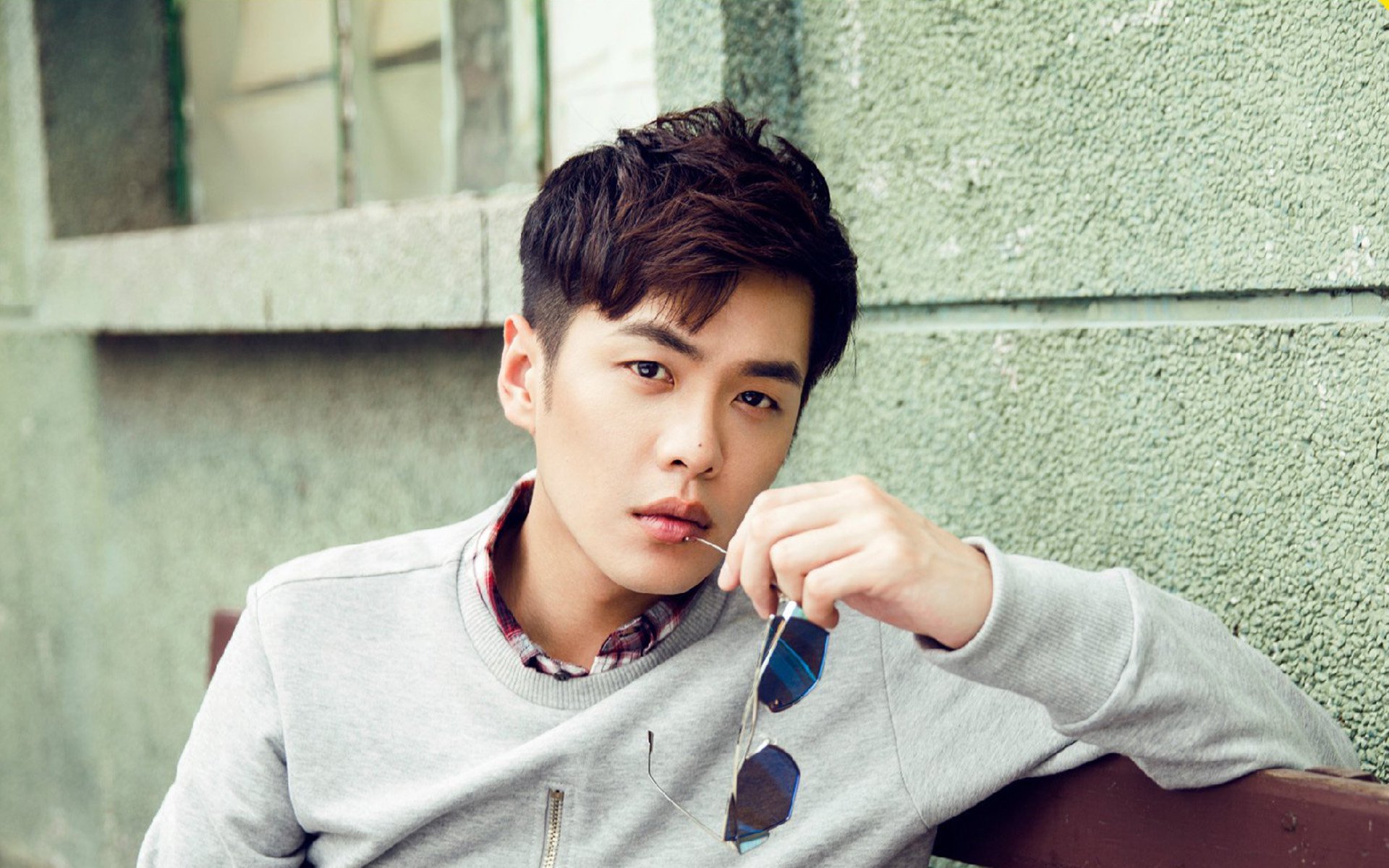 开云中国-朱婷亮相校园被学生热情包围，朱婷上学