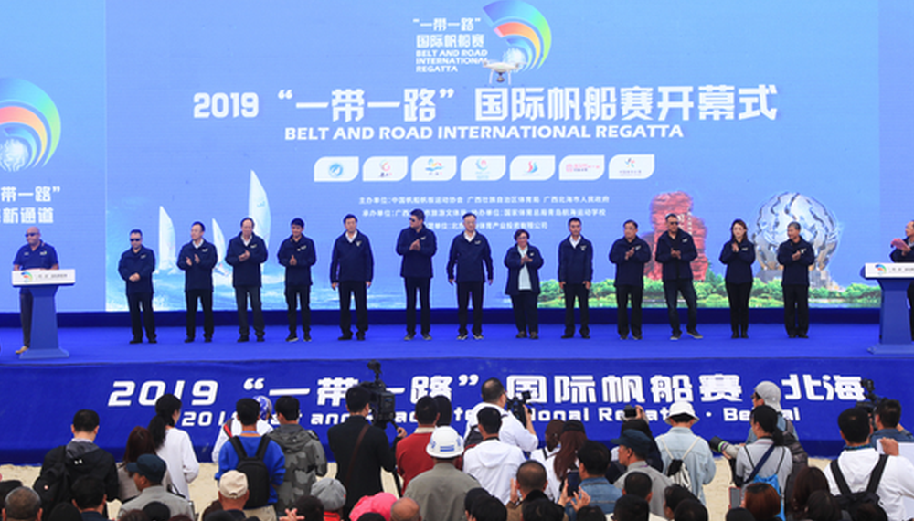 包含开云体育:中国足球“一带一路”合作成“赔本赚吆喝”，球迷：别再“打肿脸充胖子”了！的词条