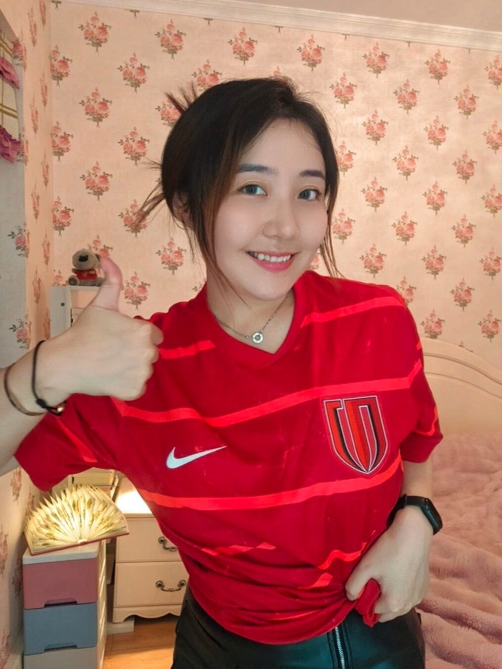 开云体育:中国女足队长王珊珊“霸气外露”，球迷：女王大人，请收下我的膝盖！的简单介绍